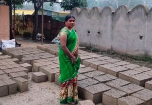 बकावंड की सुमनी कश्यप ने सीमेंट ईंट निर्माण से रची सफलता की नई इबारत