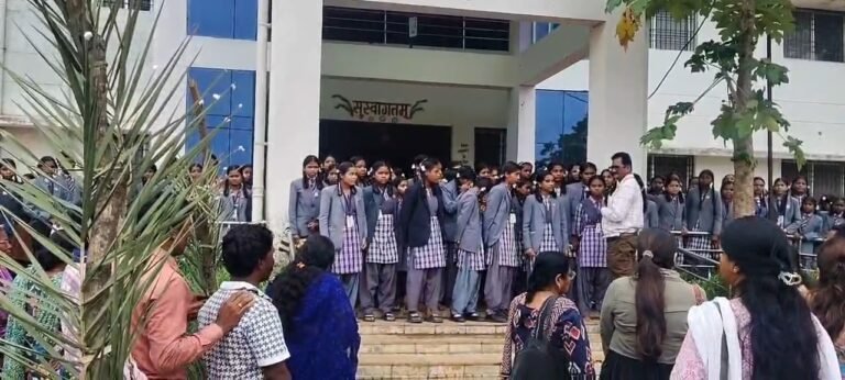 देखे वीडियो–लोहण्डीगुड़ा एकलव्य विद्यालय की शिफ्टिंग पर घमासान, छात्रावास में जगह देने के विरोध से बढ़ा विवाद