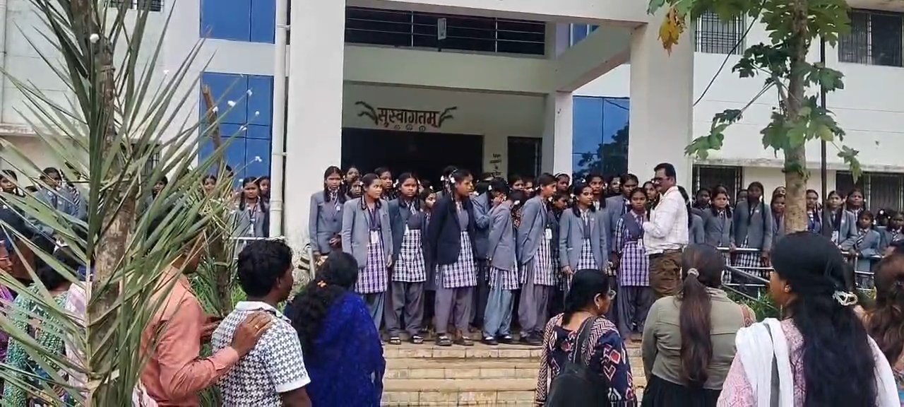 देखे वीडियो–लोहण्डीगुड़ा एकलव्य विद्यालय की शिफ्टिंग पर घमासान, छात्रावास में जगह देने के विरोध से बढ़ा विवाद